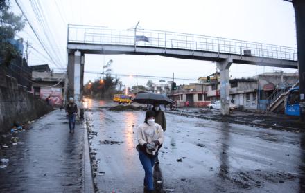 En la avenida Maldonado, los moradores abrieron un espacio para que puedan circular los vehículos con normalidad.