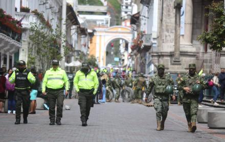 Tres cuadras a la redonda del palacio de Carondelet, las calles Guayaquil, Venezuela, Imbabura, Cuenca, Sucre y otras más, estaban flanqueadas por vallas y uniformados.