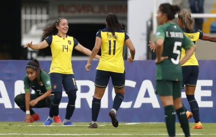 Danna Pesántez (2-i) de Ecuador celebra un gol ante Bolivia hoy, en un partido del grupo A de la Copa América Femenina en el estadio Pascual Guerrero en Cali (Colombia).