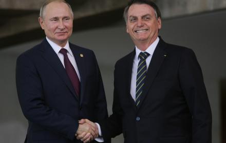 Fotografía de archivo, tomada el 14 de noviembre de 2019, en la que se registró al presidente de Rusia, Vladimir Putin (i), junto a su homólogo de Brasil, Jair Bolsonaro (d), durante la XI Cumbre de las BRICS, que agrupa a las economías de Brasil, Rusia,