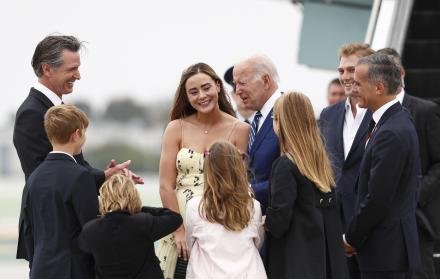 El presidente de Estados Unidos, Joe Biden (d), junto a su nieta Naomi Biden (c), en una fotografía de archivo.