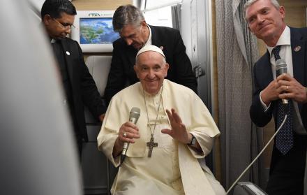 El pontífice a bordo del avión papal.