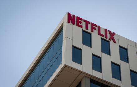 Fotografía de archivo fechada el 18 de octubre de 2019 de el logo de Netflix en uno de los edificios de la compañía en Los Ángeles (EE. UU).
