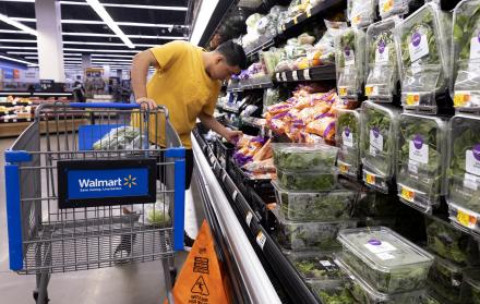 Un cliente mira alimentos en un Walmart en Washington, DC, EE.UU., hoy, 15 de agosto de 2022.