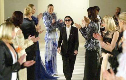 La diseñadora japonesa Hanae Mori es aplaudida por sus modelos tras la presentación de su colección Primavera/Verano 2004 en París.