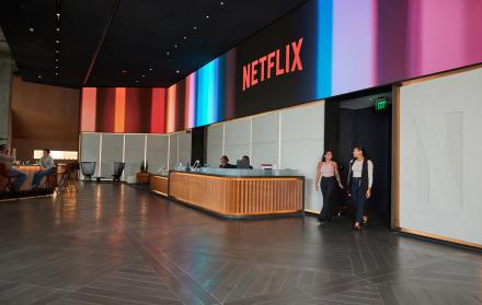 Fotografía cedida por Netflix donde se aprecia la sala de recepción de su sede en Los Ángeles, California (Estados Unidos).