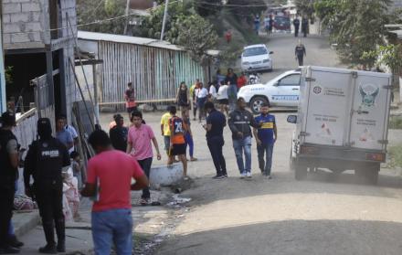 Personal de Medicina Legal levantó los cadaveres para trasladarlos al Laboratorio de Ciencias Forenses y realizar la necropsia de ley.