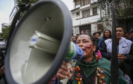 Indígenas ecuatorianos fueron registrados este martes, durante un plantón, en los exteriores de la sede de la Corte Constitucional de Ecuador, en Quito (Ecuador).