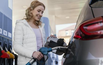 woman-filling-up-the-car-at-the-gas-station