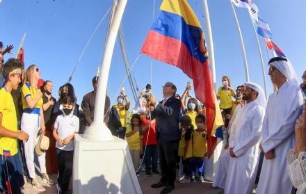 Ecuador Mundial iza de banderas