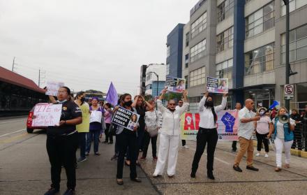 Plantón en cuartel Modelo por la muerte de María Belén Bernal.