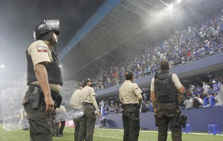 POLICIA-SEGURIDAD-CLÁSICO-ASTILLERO