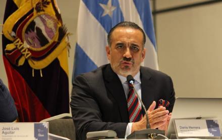 Escenario. El ministro de Transporte y Obras Públicas, Darío Herrera, en rueda de prensa socializando la hoja de ruta del proyecto vial.