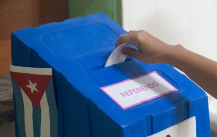 Detalle de la mano de una persona al ejercer su derecho al voto, durante el referendo sobre el nuevo código de familia, en La Habana (Cuba).