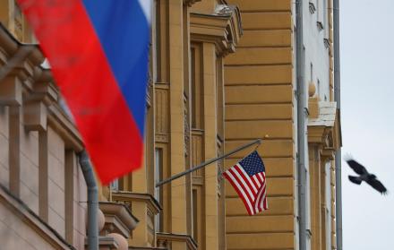 Foto de archivo de la bandera estadounidense en el edificio de su Embajada en Moscú.