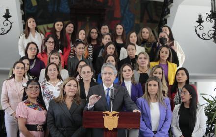 Escenario. Alexandra Cárdenas, exviceministra de Educación, junto a otras funcionarias del Estado.