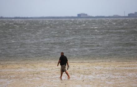 Un hombre camina a lo largo de una costa en Tampa, Florida, EE. UU., el 28 de septiembre de 2022.