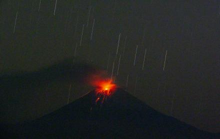 Vista de la actividad eruptiva del volcán Sangay, en una imagen de archivo.