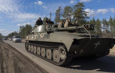 Militares ucranianos montan un vehículo blindado en una carretera en el área de Jarkov este 6 de octubre.
