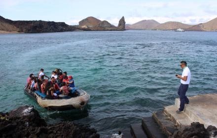 barco incendiado en Galápagos