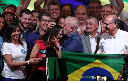 El expresidente brasileño Luiz Inácio Lula da Silva besa hoy a su esposa Janja tras su triunfo en la segunda vuelta de las elecciones, en Sao Paulo (Brasil)