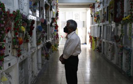 Visita. Los deudos llegaron hasta el cementerio de Guayaquil a visitar a sus familiares.