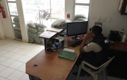 policias atrincherados (9306152)