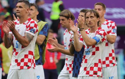 Luka Modric (R) de Croacia reacciona después del partido de fútbol del grupo F de la Copa Mundial de la FIFA 2022 entre Marruecos y Croacia en el estadio Al Bayt en Al Khor, Qatar