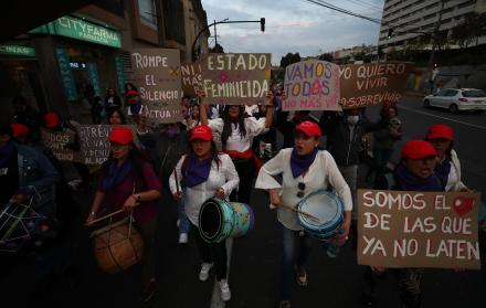 Grupos de mujeres marchan con motivo del Día Internacional por la Eliminación de la Violencia contra la Mujer hoy, en Quito (Ecuador)