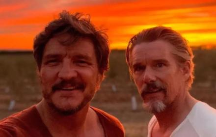 Pedro Pascal y Ethan Hawke
