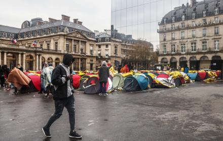Migrants camp outside (9565147)