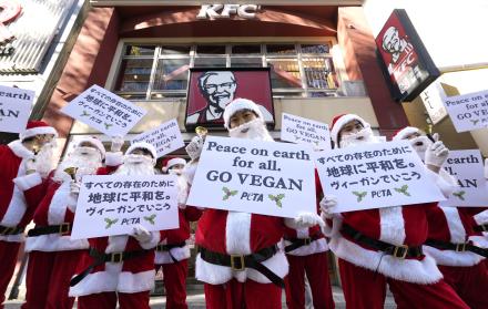 Activistas vestidos de Papa Noel