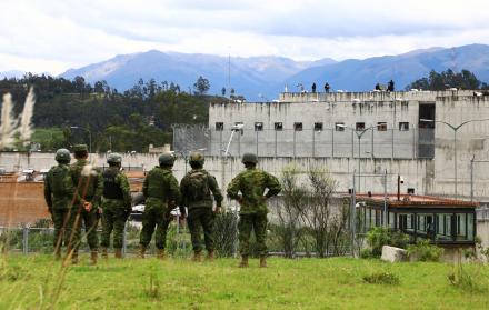 En la imagen un registro de archivo, tomada el pasado 4 de abril, en la que se registró a varios policías al vigilar la cárcel de la libertad N.1, en Cuenca (Ecuador).