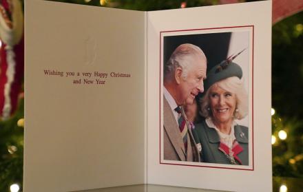 Tarjeta de la primera Navidad de Carlos de Inglaterra y Camila Parker como reyes del Reino Unido.