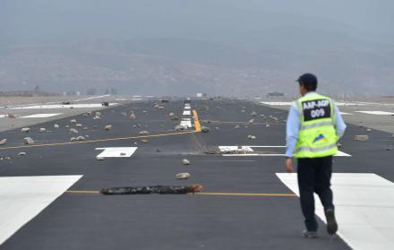 Fotografía de archivo que muestra los escombros y piedras que obstaculizan una pista de aterrizaje del aeropuerto Alfredo Rodríguez Ballón, durante una protesta, en la ciudad de Arequipa (Perú).