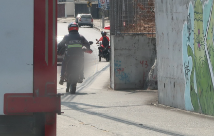 Los motociclistas no respetan el espacio público y nadie los controla