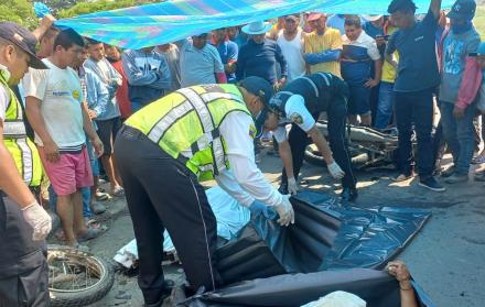 Escenario. Agentes de la Comisión de Tránsito del Ecuador llegaron hasta el lugar del accidente para acordonar la zona y realizar las pericias de ley.