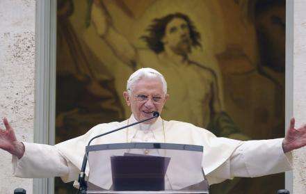 Imagen de Archivo del papa Benedicto XVI en un tradicional rezo del Angelus desde el balcón de su residencia de verano en Castelgandolfo (Italia).