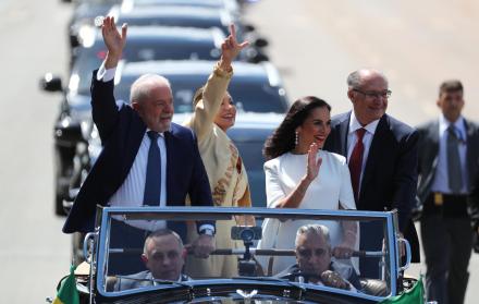 El presidente electo, Luiz Inácio Lula da Silva, junto a la primera dama, Rosángela da Silva (c), realiza un recorrido en coche hoy, previo a su investidura, en Brasilia (Brasil).