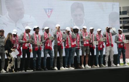 Los doce jugadores que llegaron a los albos recibieron el cariño de los hinchas de Liga de Quito.