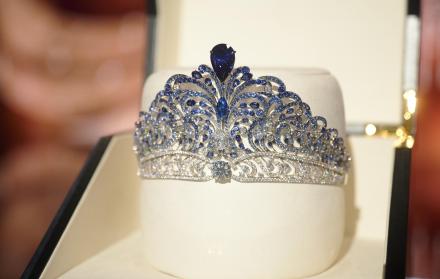 Fotografía cedida por Miss Universo donde se muestra la corona elaborada por la firma Mouawad para Miss Universo durante su presentación hoy, en el Ernest N. Morial Convention Center en Nueva Orleans, Luisiana (EEUU).