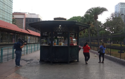 El quiosco se encuentra ubicado en la calle Pedro Moncayo, en el centro de Guayaquil.