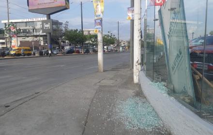 Un vidrio de una concesionaria de la zona se partió al ser impactado por los proyectiles.