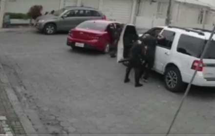 En un video difundido en redes sociales se observa el momento en que intentar secuestrar a un hombre.