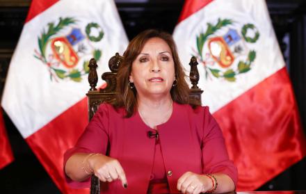 Fotografía cedida por la Presidencia del Perú que muestra a la mandataria Dina Boluarte durante un mensaje televisado a la nación, hoy, en Lima (Perú).