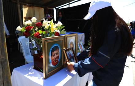 Habitantes de La Comuna de Santa Clara de San Millán participan hoy, de una misa, en Quito (Ecuador).