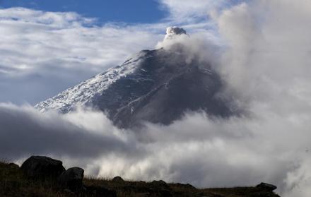 Fotografía de archivo del volcán Cotopaxi, en los cantones Quito y Mejía, en la provincia de Pichincha (Ecuador).