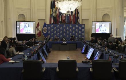 La presidenta peruana, Dina Boluarte (en pantalla), habla durante una intervención virtual ante el Consejo Permanente de la Organización de Estados Americanos (OEA)