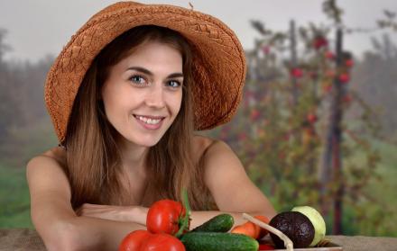 Mujer comiendo verduras