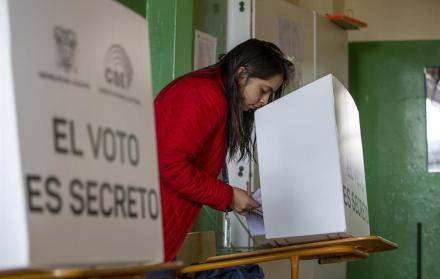 Ciudadanos ecuatorianos acuden a votar en las elecciones locales de Ecuador y el referéndum promovido por el Gobierno para reformar la Constitución hoy, en Quito (Ecuador).